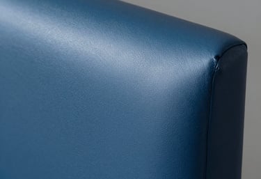 Foto produk dari dekat yang menunjukkan profil kusen aluminium Karya Guna dengan tekstur Matte Blue yang premium di bawah cahaya studio.