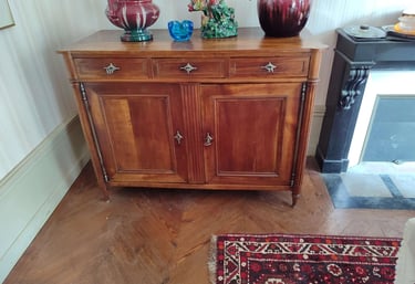 Brocante Lepeltier - Un meuble en bois surmonté d'un vase, ajoutant une touche décorative.