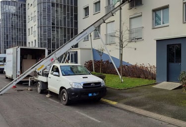 Monte-meuble Lepeltier - Déchargement de meubles au deuxième étage d'un bâtiment de Tours.