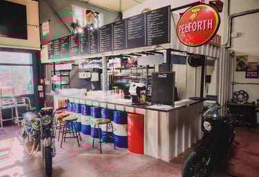 Bar rétro de L’Entrepotes avec sélection de spiritueux et décoration vintage industrielle.