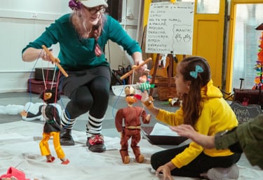 Bilingual shows with puppets and songs in the Mission San Francisco