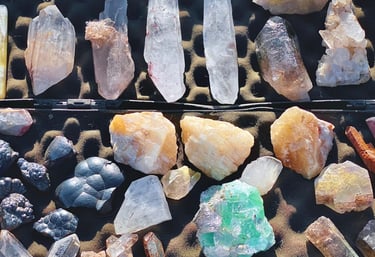 Piedras preciosas naturales de diferentes tamaños