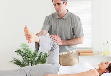 Fisioterapeuta masculino profesional realizando un estiramiento de rodilla y pierna a una paciente e