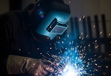 Soldador fabricando cerramientos metálicos a medida en taller propio