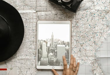 Ipad y teléfono sobre mapa haciendo referencia a planeación de viajes
