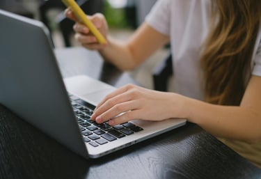 Agente de viajes buscando opciones de viajes personalizados en laptop y teléfono