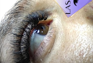 Primer plano de extensiones de pestañas de volumen denso aplicadas en un ojo marrón para lograr un l