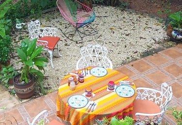 mesa de jardin para desayuno en mayan bungalow at chichen itza