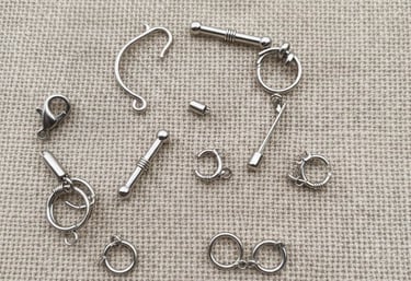 Herrajes metálicos resistentes como cierres y argollas de acero inoxidable, utilizados para dar estructura, seguridad.
