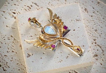 Dije en plata y baño en oro con piedra luna y rubi