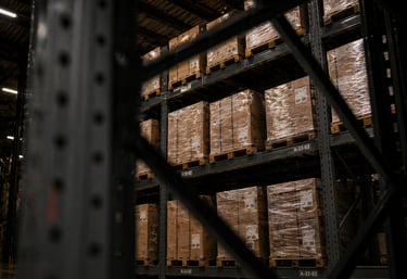 Almacenamiento industrial con pallets organizados en racks para gestión estratégica de inventario en
