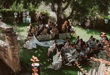 Banquete de bodas al aire libre en Quito con mesas decoradas y servicio de catering exclusivo.