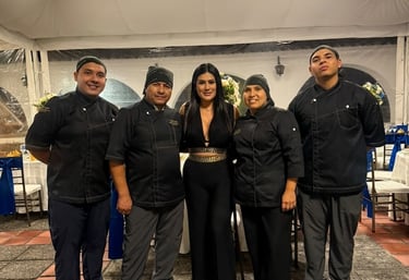 Kerly Morán junto al equipo de The Chef brindando servicios gastronómicos de alta gama en un evento 