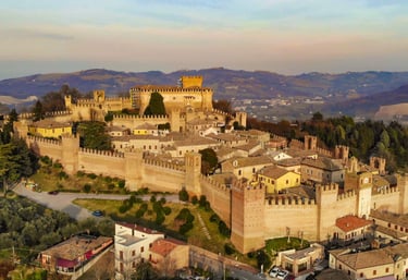 Vista del Castello di Gradara e delle mura medievali vicino a Saludecio.