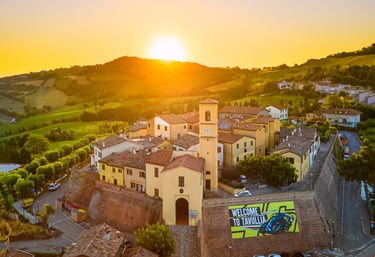Veduta del borgo di Tavullia con insegne dedicate a Valentino Rossi vicino al B&B.