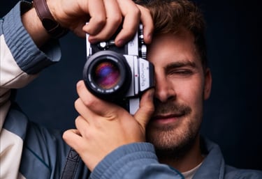 Fotograf Aldan Kosnick mit Minolta Kamera im Studiosetting