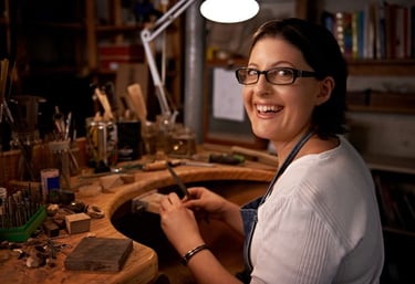 Artesana trabajando la madera en su taller