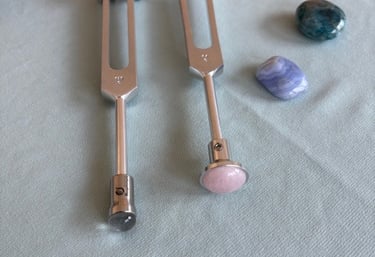 Diapasons thérapeutiques utilisés en sonothérapie à Lourdes