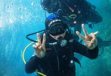 Persona sin experiencia previa aprendiendo los básicos del buceo, siempre acompañada personalmente