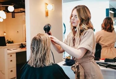 Brushing et coiffage professionnel au salon l'Arabesque à Guilherand-Granges.