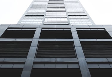 Edificio con fachada de metal protegido con nanotecnología Multicoat de Tecnan