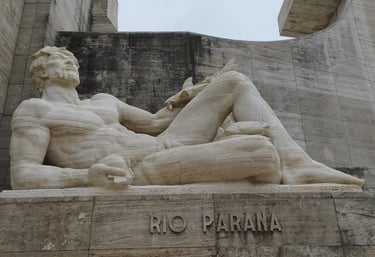Escultura del Río Paraná en el Monumento a la Bandera restaurada por Almapiedra con productos Tecnan