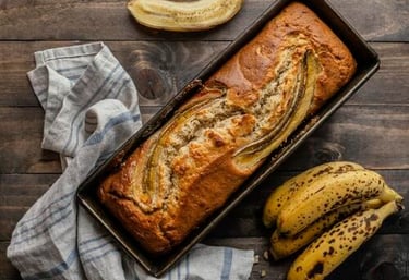 Pan de plátano en el molde con una penca de plátanos