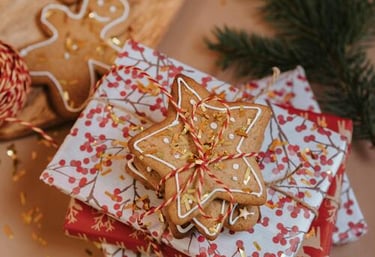 Galletas de estrella amarradas sobre regalos de navidad