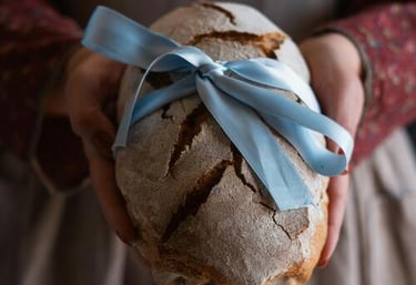 Miga de pan con moño azul