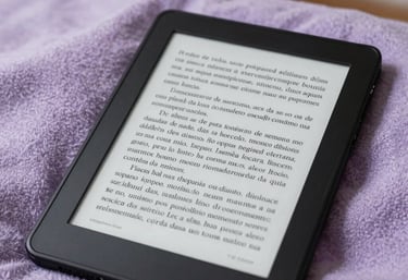 A close-up shot of an open digital book reader on a soft lavender wool blanket, showing clear Portuguese text on sleep hygiene habits. Soft ambient lighting in a Brazilian living room setting.