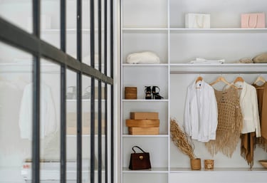 Dressing sur mesure blanc avec rangements ouverts et penderie, réalisation Baïa Home cuisiniste et aménageur intérieur à Caen