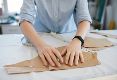 Consturera creando los patrones para la ropa de mascotas que diseña