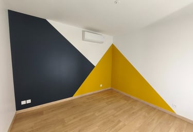 Pièce moderne avec mur graphique géométrique et sol en bois clair.