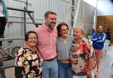 Diputado Fernando Ugarte Tejeda junto a adultos mayores