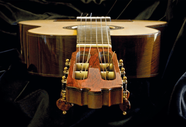 Espectacular fotografía de una guitarra de Antonio Manjón. Es un vista en perspectiva con la cabeza en primer plano.