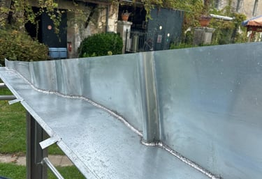 Éléments de toiture en métal et solins en zinc sur mesure pour la restauration de bâtiments.
