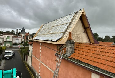 Rénovation professionnelle de toiture montrant la nouvelle isolation et les liteaux en bois installé
