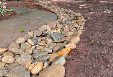 Drainage bed with river rock