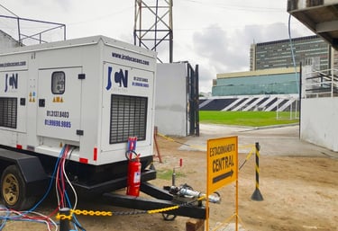 Gerador de energia branco em um estádio de futebol