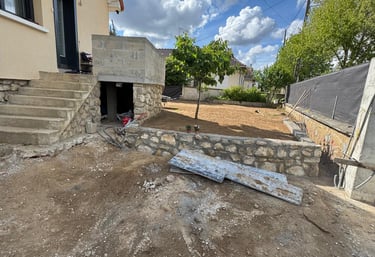 Remise à niveau du terrain extérieur d'une maison de ville