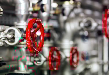 Fernwärme-Heizungsanlage mit Rohrleitungen und roten Ventilen in der Gebäudetechnik