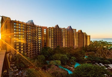 atardecer en Aulani a Disney Resort Ko Olina, Hawaii, se ve la alberca y el mar