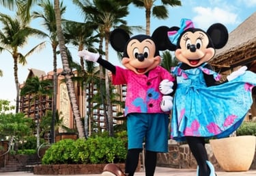 Mickey y Minnie Mouse en Aulani a Disney Resort and Spa con ropa tradicional hawaiiana