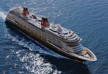Vista aerea de barco crucero Disney en el océano