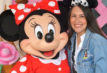 Mujer sonriendo en fotografía con Minnie Mouse en Disneyland
