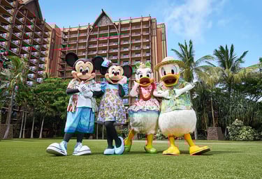 Mickey mouse, minnie mouse, daisy duck y donald duck con ropa tropical en aulani en hawaii