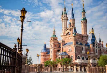 Castillo de Shanghai Disneyland visto desde un perfil