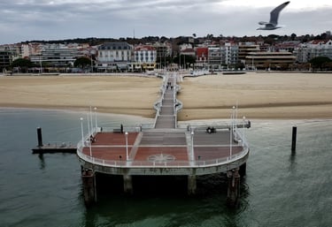 Vue aérienne de la jeté Thiers à Arcachon, en France, surplombant la plage et les bâtiments côtiers