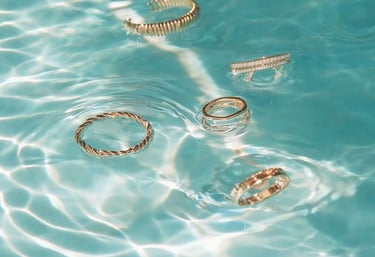 Anillos dorados minimalistas sumergidos en agua, joyería resistente diseñada para uso diario de Moreina Joyería.