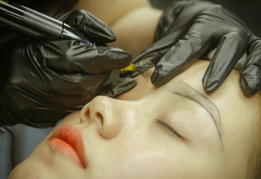 Artista profesional realizando un procedimiento de maquillaje permanente con técnica de microblading